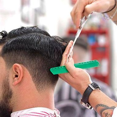 Barbería Iñaki Ramos profesional realizando corte de cabello